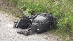 38-LETNI MOTOCYKLISTA ZABRANY ŚMIGŁOWCEM DO SZPITALA PO CZOŁOWYM ZDERZENIU Z OSOBÓWKĄ W LUBOCHOWIE – 26.05.2015