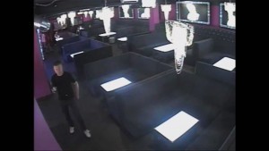 Elbląg: Zaatakował młodego mężczyznę i połamał mu szczękę. Pomóż ustalić agresora! Zobacz wideo