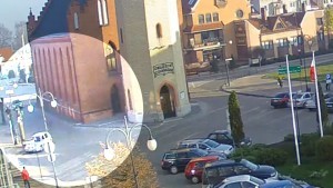 Nowy Staw: Wypadek w centrum. Volkswagen uderzył w Galerię Żuławską. Kierowca uciekł, ale zostawił rejestrację GND. Zobacz nagranie wideo – 27.11.2015