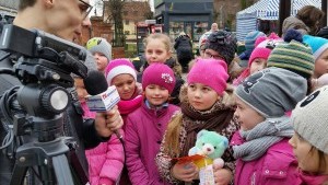 296 uczniów Szkoły Podstawowej nr 2 im. Wincentego Pola w Nowym Stawie  wzięło udział w akcji Miś pt. Nie bij mnie, kochaj mnie - 09.03.2016