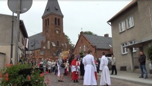 Tłumy mieszkańców Sztumu uczestniczyło w procesji Bożego Ciała z kościoła Św. Anny do par. pw. Św. Andrzej Boboli- 26.05.2016