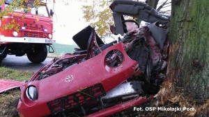 23-letni kierowca zginał na miejscu po zderzeniu z drzewem. Raport weekendowy sztumskich służb mundurowych – 17 – 24.10.2016