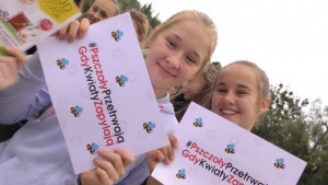 Dzierzgoń: Małym fiatem w obronie pszczół. Jadą przez Polskę, sadzą drzewa i edukują - 14.09.2017