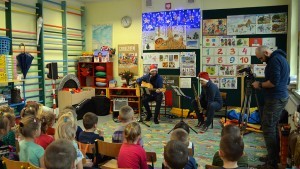 Marzęcino: Tomasz Steńczyk i Szymon Zuehlke kolędowali wraz z dziećmi w przedszkolu. - 21.12.2017