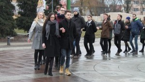 Malborscy maturzyści zatańczyli poloneza na Placu Kazimierza Jagiellończyka - 25.01.2018