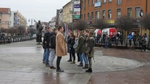 Malborscy maturzyści zatańczyli poloneza na Placu Kazimierza Jagiellończyka - 25.01.2018