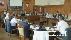 Brak absolutorium, którego nikt nie zauważył. Pozytywna ocena Izby Obrachunkowej nie przekonała radnych. Kolejna absurdalna sytuacja podczas sesji. 