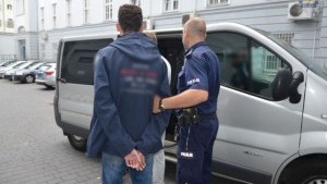 Z kanapy do aresztu. 35-latek nie zdążył wynieść łupu wartego 7 tys. zł, bo...zasnął!