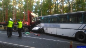 Zderzenie ciężarówki z autobusem przewożącym dzieci, zginęły dwie osoby.