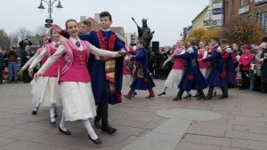 11 listopada: Zatańczyli Poloneza, by uczcić Święto Niepodległości