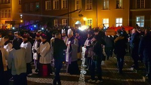tłumy odprowadziły prezydenta Adamowicza do Bazyliki Mariackiej.