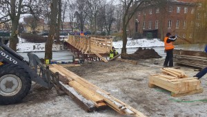 Nowy Dwór Gdański: Montaż pierwszych elementów tymczasowej kładki dla pieszych - aktualizacja