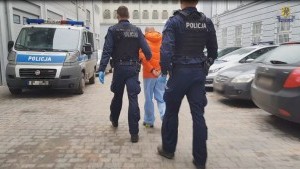 Znęcali się psychicznie i fizycznie nad najbliższymi. Dwóch mężczyzn w rękach policji.
