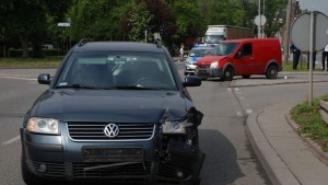 Zderzenie forda z volkswagenem w Malborku. Zobacz wideo i zdjęcia.