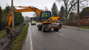 GDDKiA czyści i naprawia rowy przydrożne na drodze krajowej nr 55. Mieszkańcy pytają - kto udrożni przepusty na dojazdach do posesji?
