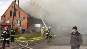 AKTUALIZACJA. W pożarze w Stogach wielodzietna rodzina straciła dach nad głową. Trwa akcja ratunkowa.