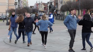 Debiut maturzystów ZSP4. Po raz czwarty klasy maturalne zatańczyły poloneza na Placu Jagiellończyka.