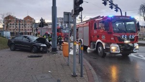 Pijany 19-latek uderzył w słup i wyleciał z auta. Tak w ostatnią niedzielę szalał po Elblągu. (materiał wideo)