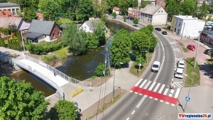 Nowa kładka nad Tugą w Nowym Dworze Gdańskim na finiszu. Montaż głównego przęsła zakończony, otwarcie na przełomie maja i czerwca. Zobacz wideo i zdjęcia