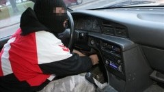 CEGŁÓWKA W SZYBĘ. FARBĄ ZACIERAŁ ŚLADY WŁAMANIA. NIEUDANA PRÓBA KRADZIEŻY TRZECH AUT – 15.01.2015