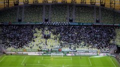 Policjanci z Pomorza zatrzymali kilkudziesięciu stadionowych chuliganów, którzy zniszczyli piłkarskie święto i popełnili przestępstwa. Zobacz wideo