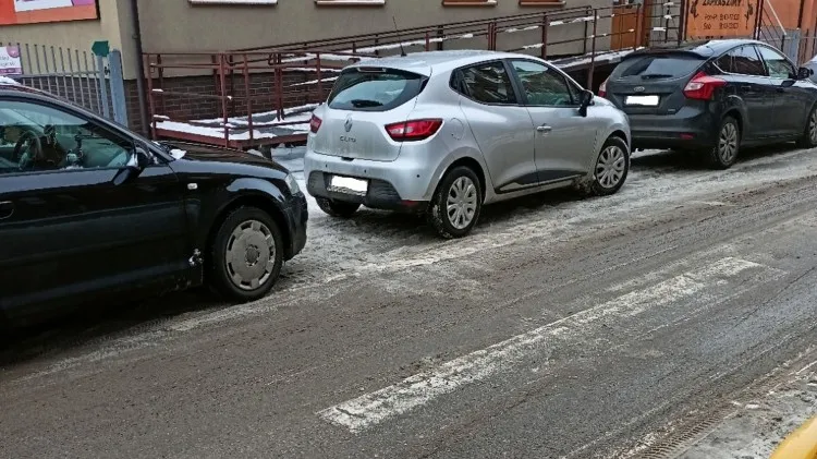 Mistrz (nie tylko) parkowania na ul. Żeromskiego w Malborku.