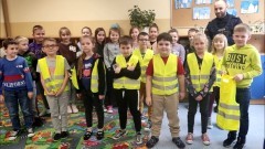 Powiat sztumski. Uczę się bezpieczeństwa – spotkanie policjanta z pierwszoklasistami.