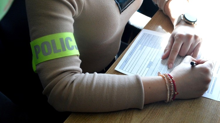 Tczew. 16-latka zatrzymana za wyłudzenie pieniędzy metodą na policjanta.