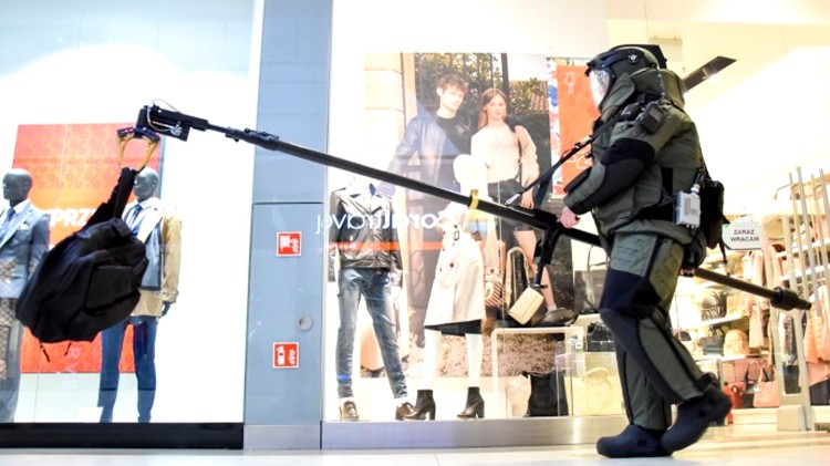 Elbląg. Alarm bombowy w Centrum Handlowym, ewakuowano budynek ? ćwiczenia…
