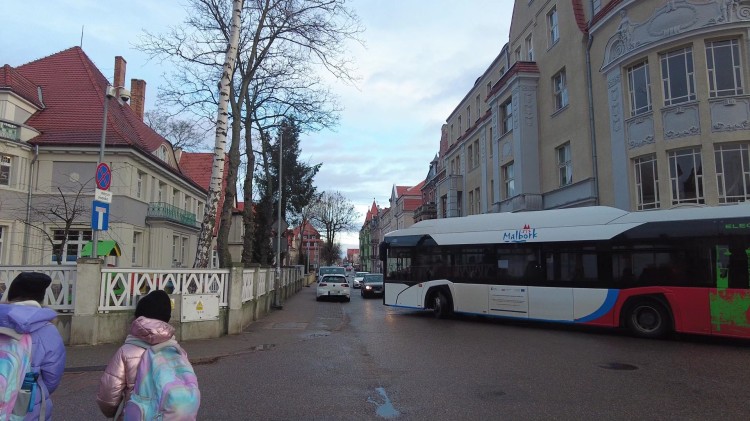 Malbork. Problem z parkowaniem na ul. 17 Marca. Dochodzi do uszkodzeń samochodów – alarmują mieszkańcy.