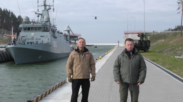 Przekop Mierzei Wiślanej. Andrzej Duda i Mariusz Błaszczak obserwują…