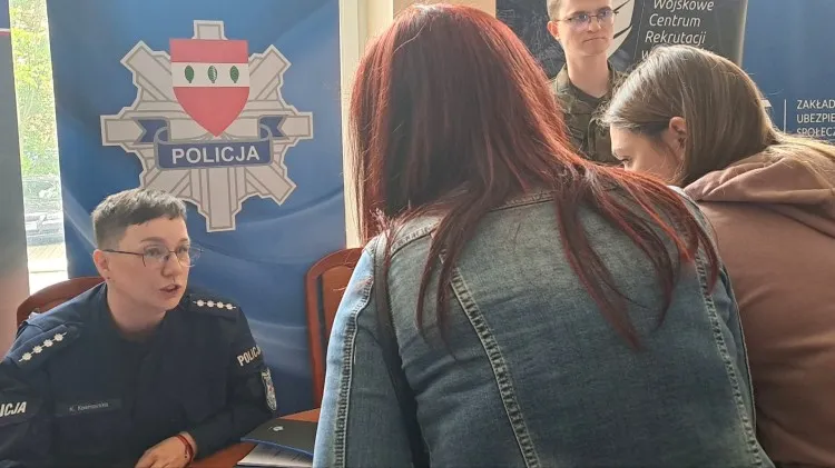 Sztum. Policjanci na Targach Edukacji i Pracy.