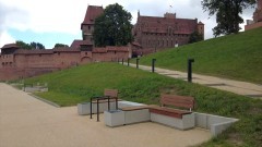 Dlaczego z bulwaru zniknęły wszystkie ławki z oparciem? - pytają mieszkańcy Malborka.