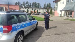 Powiat sztumski. Bezpieczna droga do szkoły – policyjne kontrole przy placówkach oświatowych.