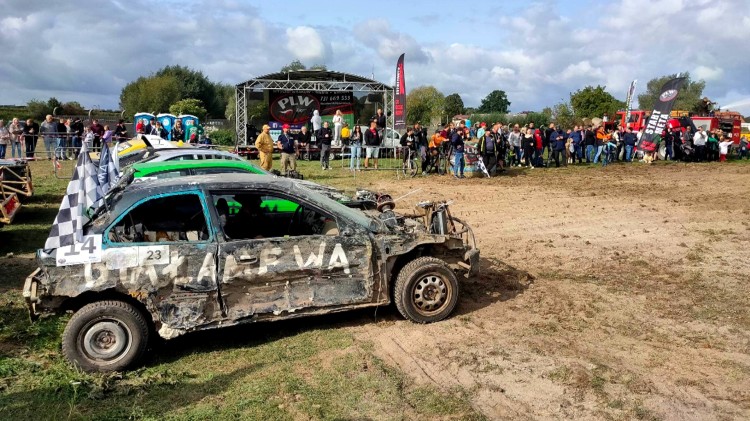 Tłumy na wyścigach wraków – za nami WRAK RACE w gminie Miłoradz. Zdjęcia