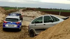 Powiat sztumski. Pijany kierowca rozbił swój samochód, a policji zgłosił&#8230;