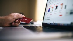 Powiat sztumski. Kobieta chciała kupić przez Internet konsolę do gry – straciła prawie 20 tys. zł. 