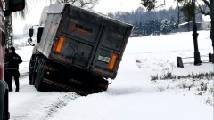 Powiat sztumski. Ciężarówka ze zbożem zsunęła się do rowu.