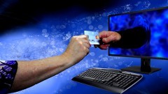 Powiat sztumski. Idą święta - policjanci ostrzegają przed internetowymi oszustami.