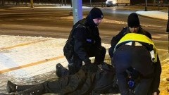 Malbork. O mały włos od tragedii – policjanci pomogli pijanemu i nieprzytomnemu nastolatkowi. Zobacz wideo 