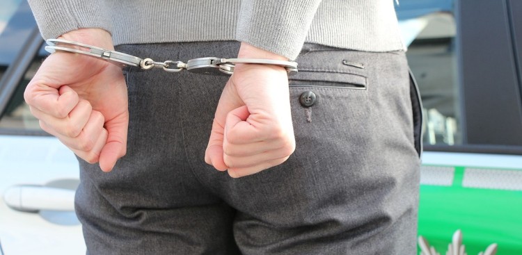 Jechał samochodem bez prawa jazdy, bez badań technicznych i obowiązkowego…