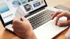 Polacy nie ufają promocjom w sklepach internetowych. Blisko 70 proc. dodatkowo je weryfikuje