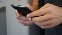 Udawał córkę i chciał wyłudzić pieniądze – zapobiegła temu pracownica banku. 