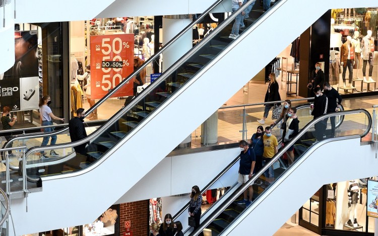 Ruch w galeriach i centrach handlowych wciąż na minusie, ale widać…