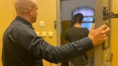 Powiat sztumski. Po awanturze pijany syn uderzył matkę młotkiem – trafił do aresztu.