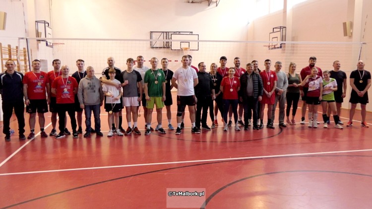 Gmina Malbork. Wielbark-Poligon wygrał Międzysołecki Dobroczynny Turniej Piłki Siatkowej. Wideo i zdjęcia