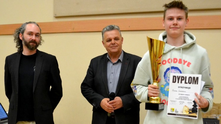 Stare Pole. Oskar Śniadecki zdobył Puchar Wójta w Wiosennym Turnieju Szachowym.