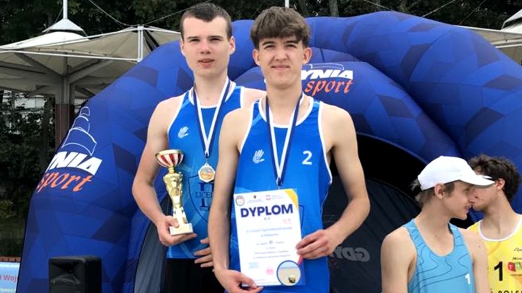 Malbork. Drużyna II LO na podium finału Wojewódzkiej Licealiady w siatkówce plażowej.