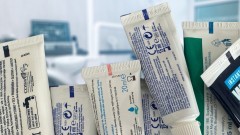 Blisko 77 proc. Polaków nie wie, co oznaczają kolorowe paski na tubkach past do zębów [RAPORT]