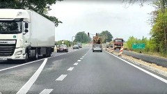 DK22. Remont odcinka Czarlin – Knybawa. Zobacz postęp prac sierpień 2024. Wideo i zdjęcia